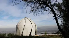 Pemandangan rumah ibadah umat Baha'i yang berdiri di pinggiran Santiago, Chile, Rabu (13/10). Bahai adalah agama monoteistik yang menekankan pada kesatuan spiritual bagi seluruh umat manusia. (Reuters/Pablo Sanhueza)