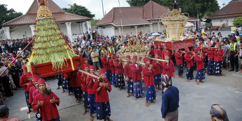 Gunungan Grebeg Syawal Ludes Diserbu Warga