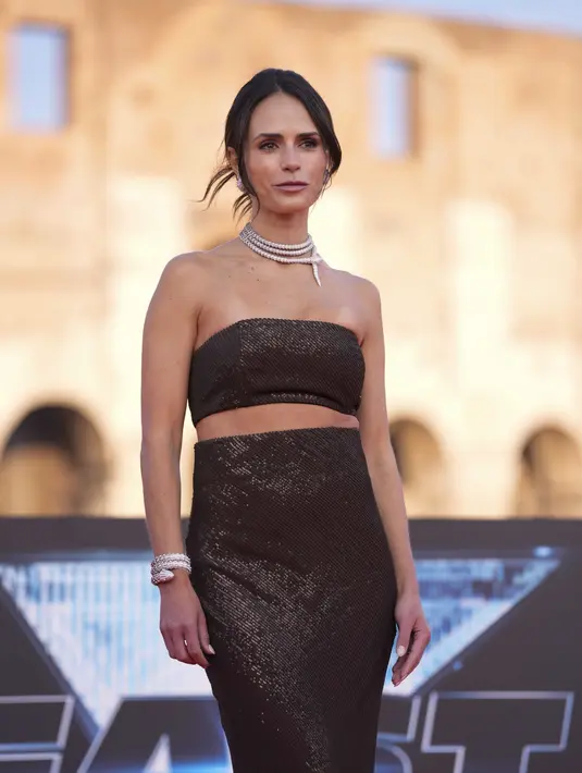 Jordana Brewster berpose untuk fotografer setibanya di pemutaran perdana dunia film 'Fast X' di Roma, Jumat, 12 Mei 2023. (AP Photo/Domenico Stinellis)