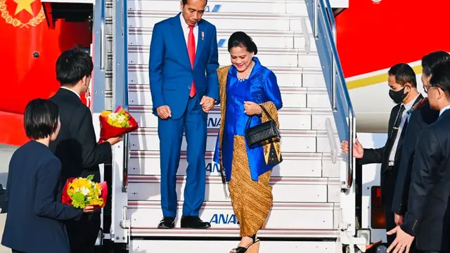 Presiden Jokowi dan Ibu Iriana Jokowi di tiba di Bandara Internasional Hiroshima, Jepang, pada Jumat (19/05/2023). (BPMI Setpres/Laily Rachev)