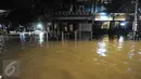 Halte di kawasan Kemang, Jakarta, tampak terendam banjir, Minggu (25/9). Hujan deras yang mengguyur sebagian besar kawasan di Jakarta, Minggu malam, membuat wilayah Kemang terendam banjir lagi. (Liputan6.com/Helmi Afandi)