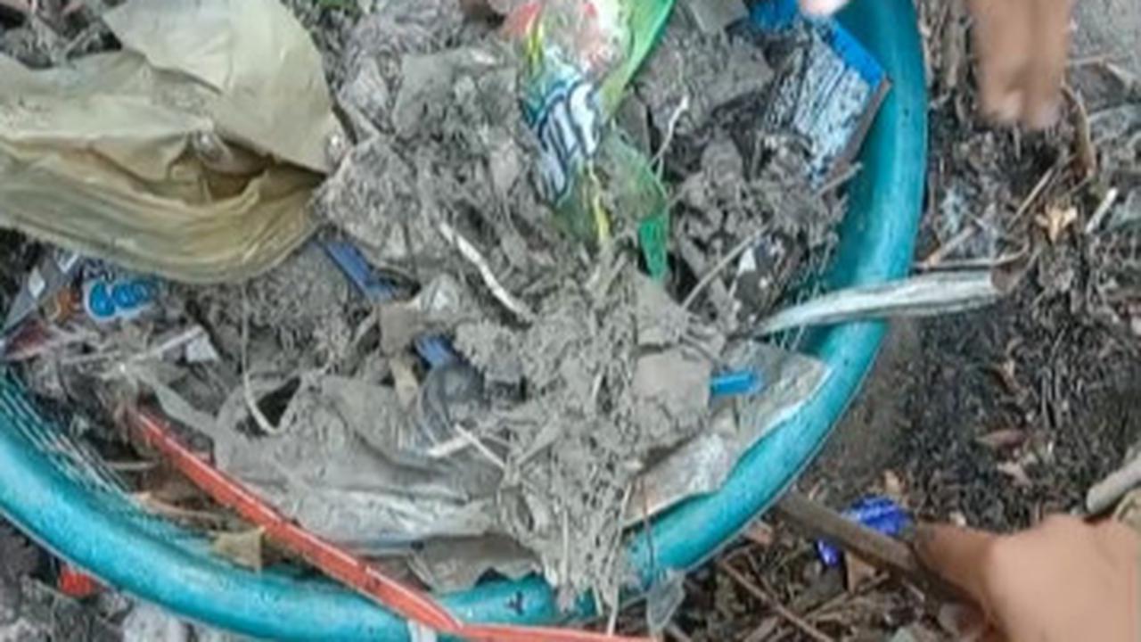 Para Bocah Kompak Bersihkan Selokan di Tepi Jalanan, Aksinya Banjir Pujian