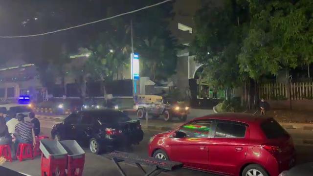 Aksi konvoi personel Brigade Mobil (Brimob) Polri memakai sepeda motor trail dan mobil menggeruduk Gedung Kejaksaan Agung (Kejagung) di Jalan Panglima Polim, Kebayoran Baru, Jakarta Selatan. (Tangkapan layar)