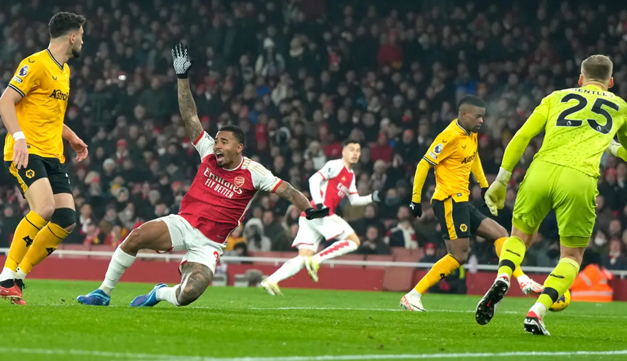 Skor 1-0 tidak bertahan lama. Tujuh menit berselang, tendangan kaki kiri Martin Odegaard dari bagian tengah kotak penalti masuk ke sudut kanan bawah gawang Wolves usai meneruskan umpan Oleksandr Zinchenko. (AP Photo/Alastair Grant)