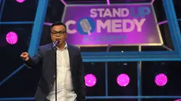 Abdel melakukan Standup Comedy, Jakarta, Senin (5/10/2015). Stand Up Comedy Academy Indosiar telah menemukan 24 comica yang akan bersaing mencari posisi pertama. (Liputan6.com/Faisal R Syam)