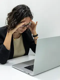 Sindrom impostor bisa membuat seseorang mulai mempertanyakan apakah benar-benar pantas mendapatkan posisi, pencapaian atau apresiasi yang telah diraih. (Foto/dok: Pexels/Resume Genius)