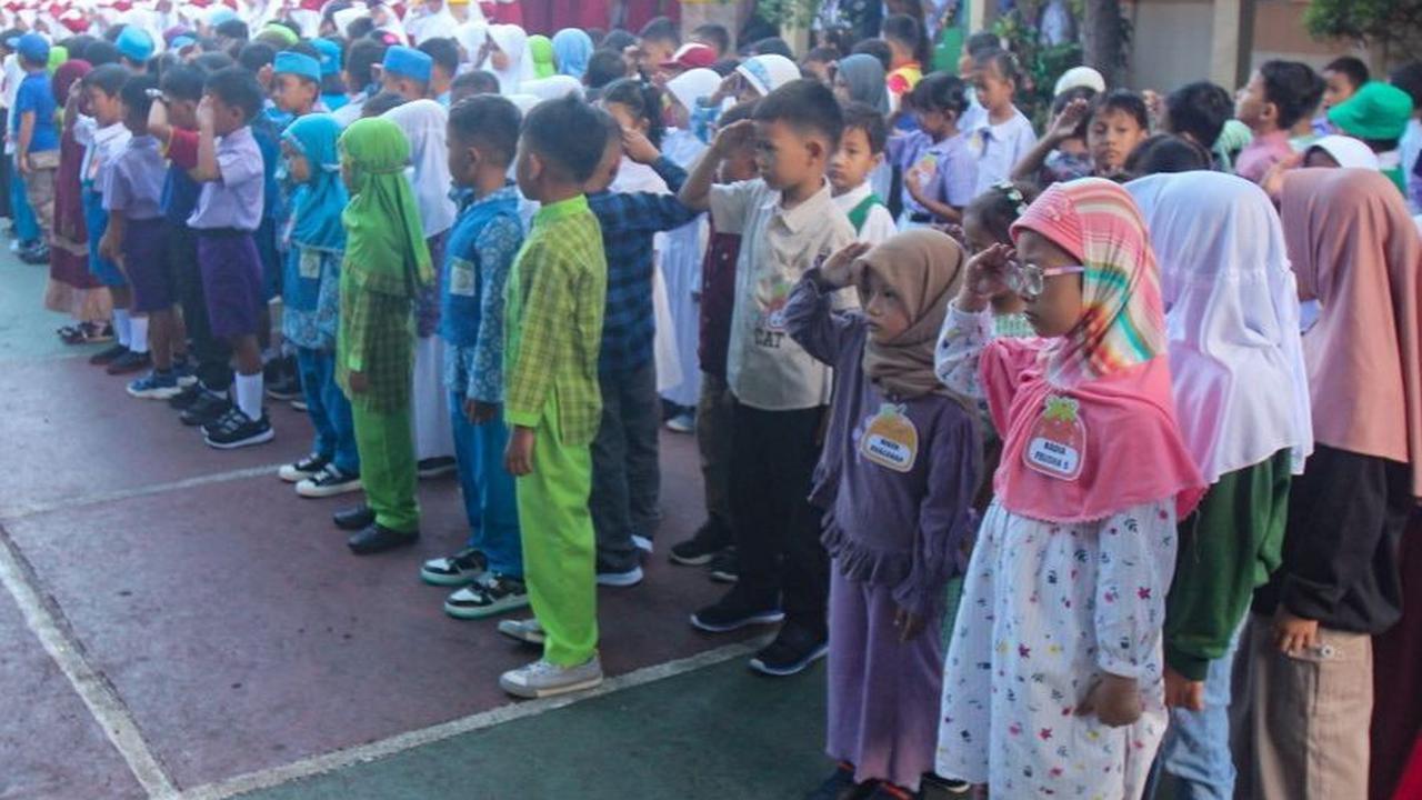 Itulah 200 teka teki yang biasanya keluar saat masa-masa MPLS. Jangan sampai terkecoh ya, perhatikan dengan seksama supaya barang bawaan sesuai dengan perintah yang diberikan senior. Selamat bersekolah.