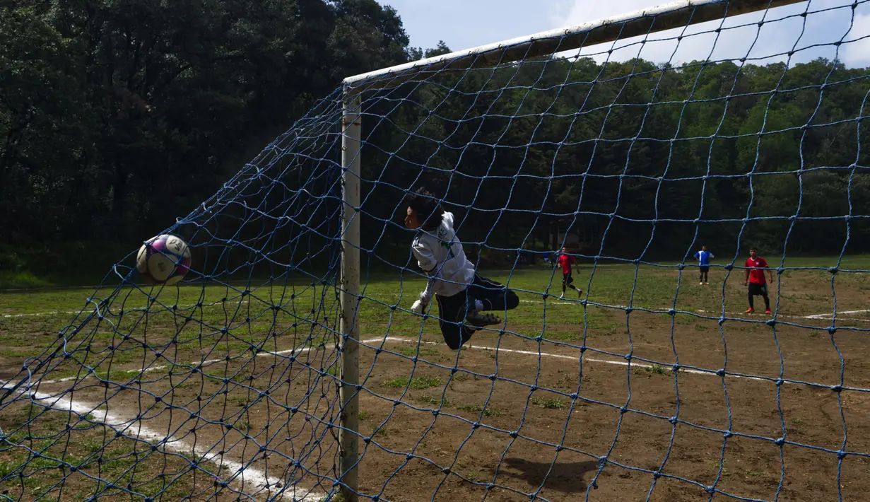 "Lapangan ini mungkin sudah berusia sekitar 70 tahun," kata perwakilan liga, Joel Becerril. (CLAUDIO CRUZ / AFP)