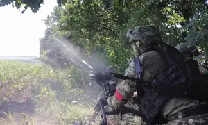 Foto yang diambil dari video yang dirilis oleh Kementerian Pertahanan Rusia pada hari Senin (19/8/2024) menunjukkan tentara Rusia menembakkan peluncur granat otomatis AGS-17 ke posisi Ukraina di lokasi yang dirahasiakan di wilayah perbatasan Rusia-Ukraina di Kursk, Rusia. (Dok. Layanan Pers Kementerian Pertahanan Rusia via AP)