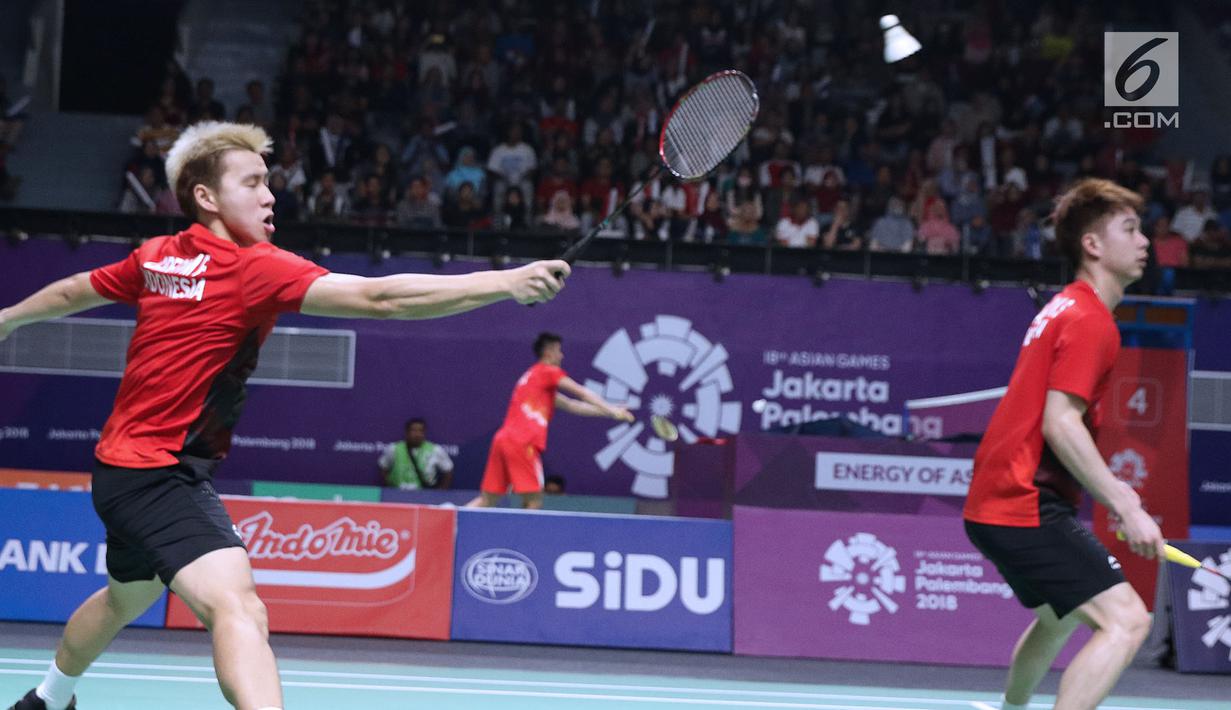 Ganda putra Indonesia, Kevin Sanjaya S/Marcus F Gideon mengembalikan kok ke arah pemain India, Satwik S Rankireddy/Chirag C Shetty pada perempat final Bulutangkis Beregu Putra Asian Games 2018 di Jakarta, Senin (20/8). (Liputan6.com/Helmi Fithriansyah)