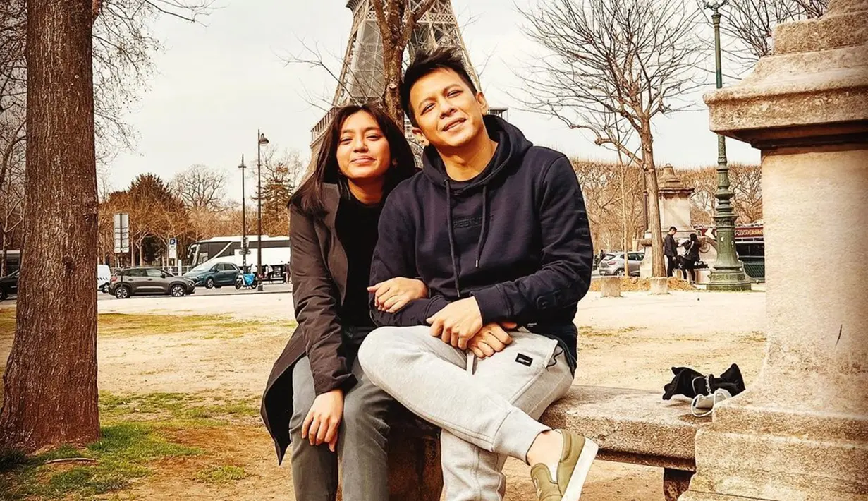 Ariel NOAH memiliki buah hati dari pernikahannya dengan Sarah Amelia bernama Alleia Anata Irham. Ariel dan Alleia selalu kompak ketika mereka bertemu. Seperti momen Ariel membawa Alleia ketika ada pekerjaan terkait fashion di Paris. (Liputan6.com/IG/ariel_noah)