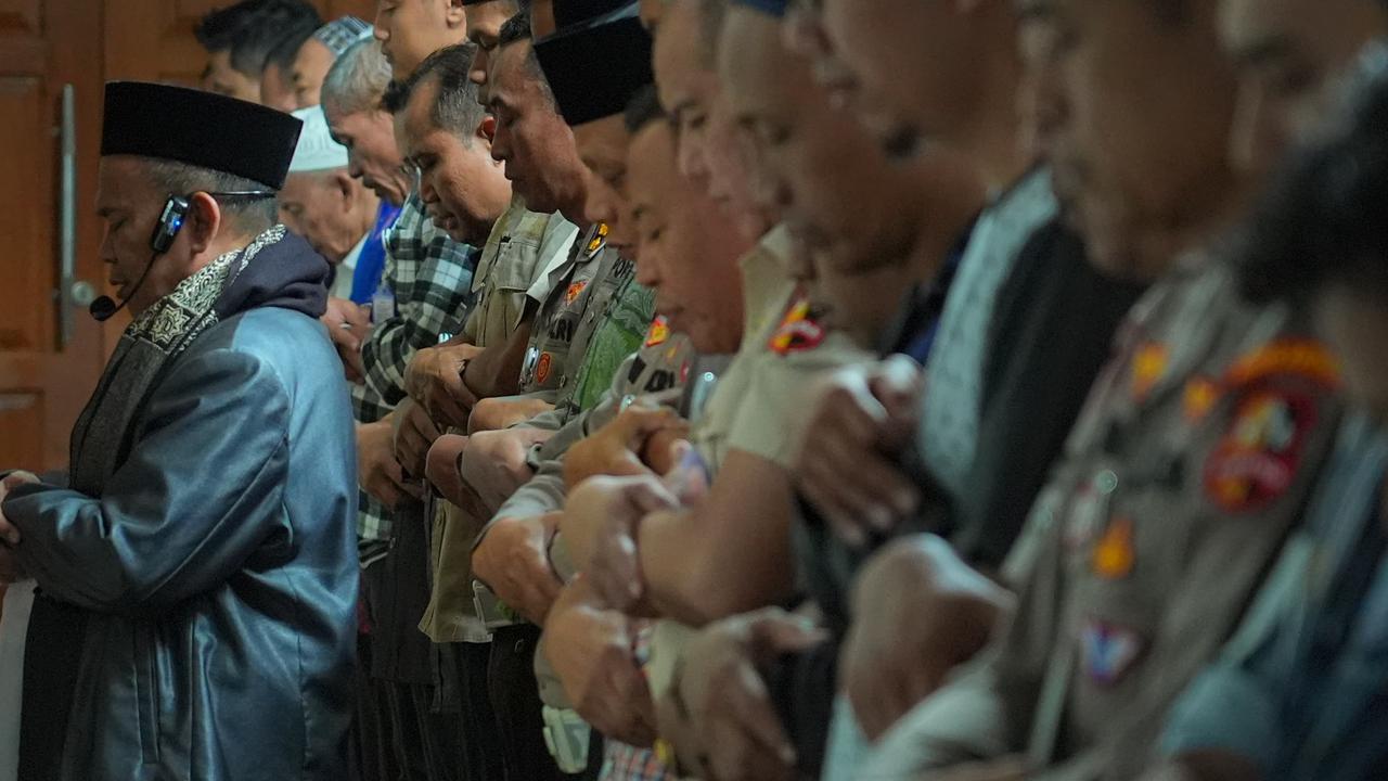 Momen Jenderal Polisi Salat Gaib dan Kibarkan Bendera Setengah Tiang