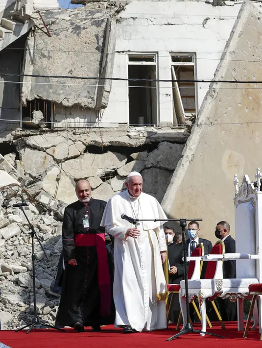 Paus Fransiskus, dikelilingi oleh puing-puing gereja yang hancur, menghadiri doa untuk para korban perang di Lapangan Gereja Hosh al-Bieaa, di Mosul, Irak, yang pernah menjadi ibu kota de-facto ISIS, Minggu (7/3/2021). (AP Photo/Andrew Medichini)