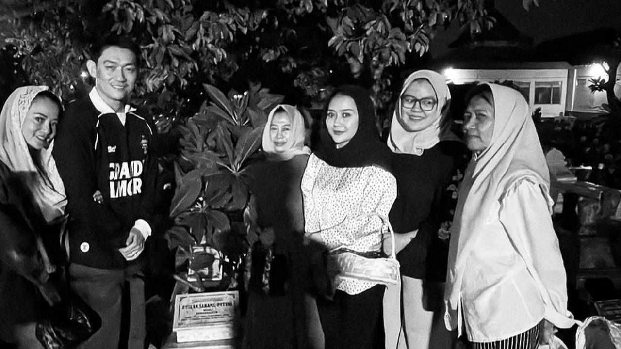 Ditemani Citra Monika, Ifan Seventeen Nyekar ke Makam Dylan Sahara Mendiang Istri yang Jadi Korban Tsunami di Anyer