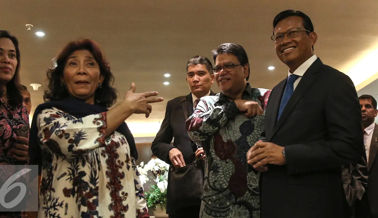 Menteri Kelautan dan Perikanan, Susi Pudjiastuti (kedua kiri) menerima Menteri Pertanian Malaysia Dato Shabery Cheek (kanan) di Kementerian Kelautan dan Perikanan, Jakarta, Jumat (29/4/2016). (Liputan6.com/Faizal Fanani)