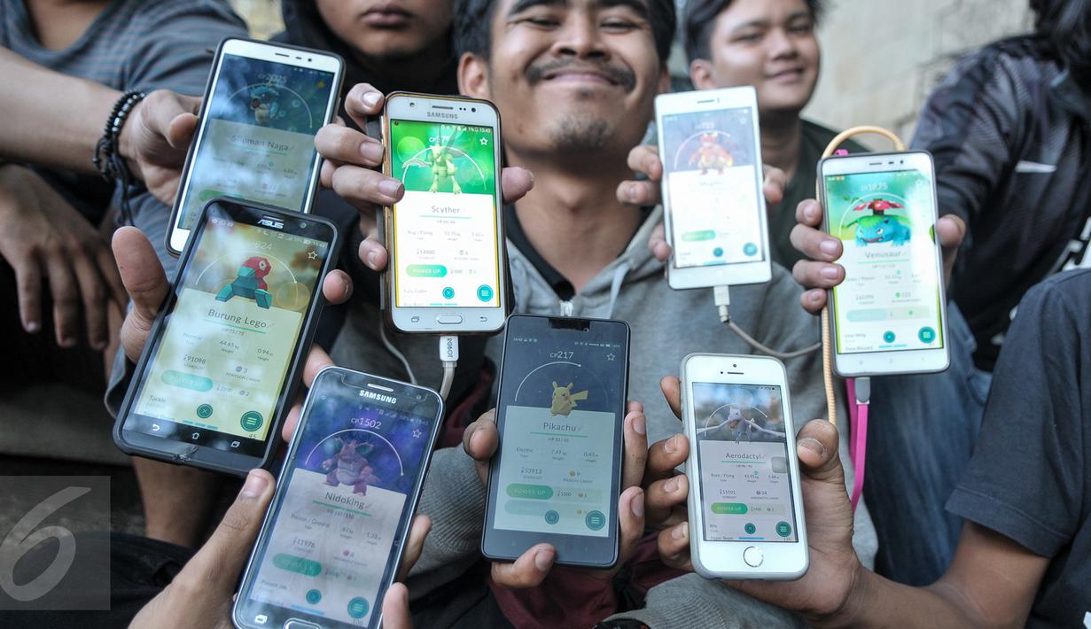 Komunitas Pokemon Go (Instinct Depok Team) menunjukan pokemon hasil berburu mereka di area Kampus Universitas Indonesia (UI) Depok, Sabtu (6/8). Game augmented reality Pokemon Go akhirnya resmi hadir di Indonesia. (Liputan6.com/Yoppy Renato)