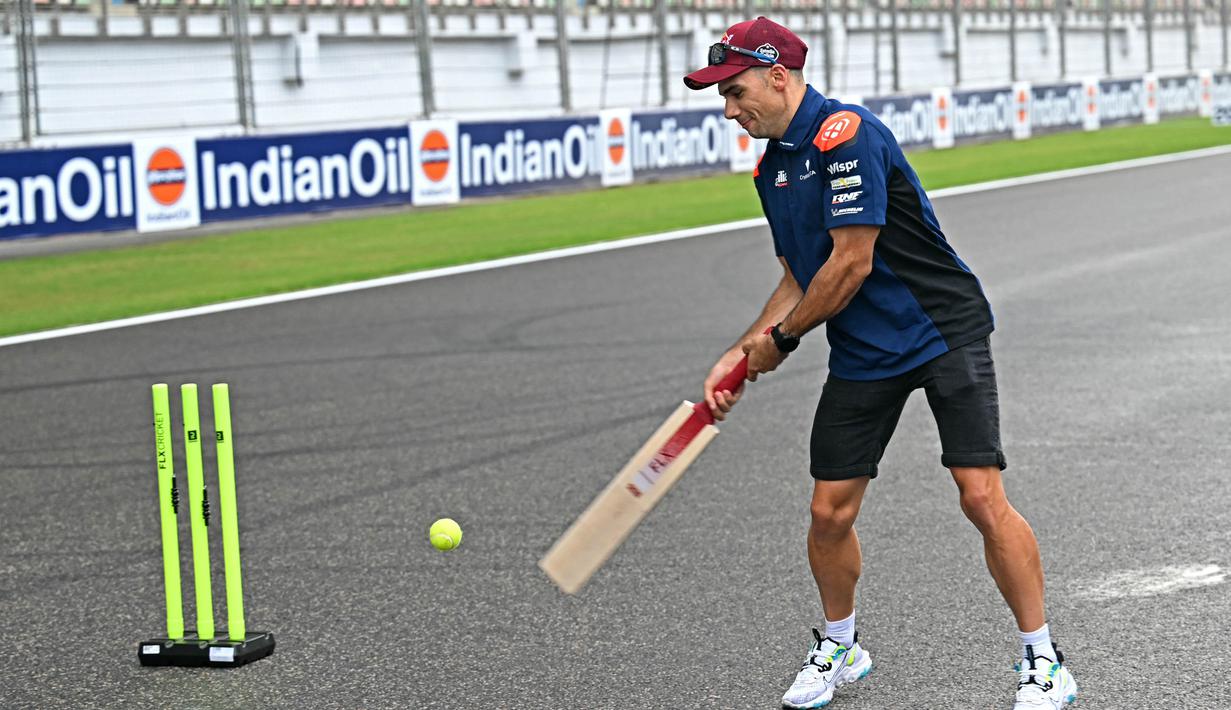 Pembalap CryptoData RNF MotoGP Team asal Portugal, Miguel Oliveira, bermain kriket di lintasan menjelang Grand Prix MotoGP India di Sirkuit Internasional Buddh, Greater Noida, di pinggiran New Delhi, pada 21 September 2023. (Money SHARMA/AFP)