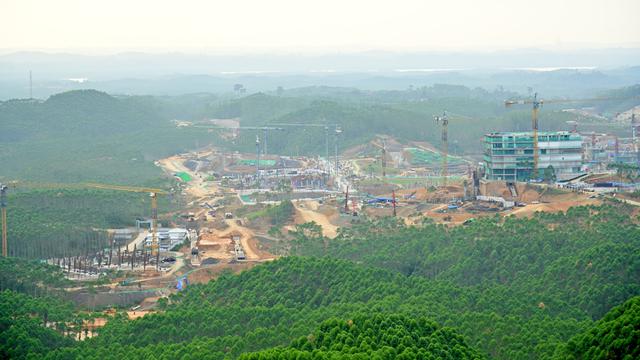 Presiden Jokowi tampak menikmati udara pagi sambil meninjau pemandangan serta progres pembangunan IKN dari atas bukit pada Jumat pagi, 22 September 2023.