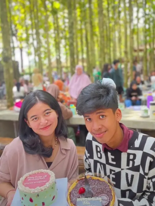 Momen Aura dan Rifky saat sama-sama ulang tahun yang ke-18 tahun. Tak dibeda-bedakan, keduanya mendapat kuenya masing-masing. (Instagram.com/meggywulandari_real)