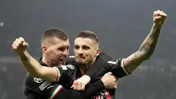 Gelandang AC Milan, Rade Krunic berselebrasi dengan rekannya Ante Rebic usai mencetak gol ke gawang FC Salzburg pada pertandingan lanjutan Grup E Liga Champions di stadion San Siro di Milan, Italia, Kamis (3/11/2022). Kemenangan ini mengantar AC Milan lolos ke 16 besar menemani Chelsea yang berada di peringkat pertama klasemen. (AP Photo/Luca Bruno)