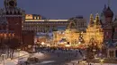 Menara Spasskaya (kiri), Lapangan Merah, department store GUM, dan Katedral St. Basil (kanan) didekorasi untuk perayaan Tahun Baru dan Natal di Moskow, Rusia, pada Selasa, 26 Desember 2023. (AP Photo/Alexander Zemlanichenko)