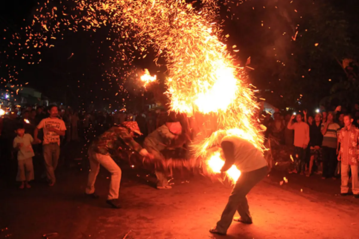 Meriahnya Tradisi Perang Obor di Kabupaten Jepara