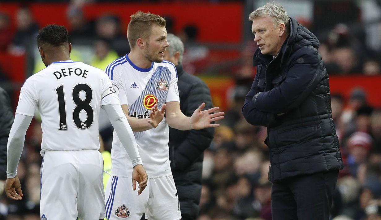 David Moyes memberikan instruksi kepada gelandang Sunderland, Sebastian Larsson. Ketika di MU, dirinya mendapat julukan "The Chosen One", karena kehadirannya di Setan Merah karena penunjukan dari Sir Alex Ferguson. (Reuters/Phil Noble)