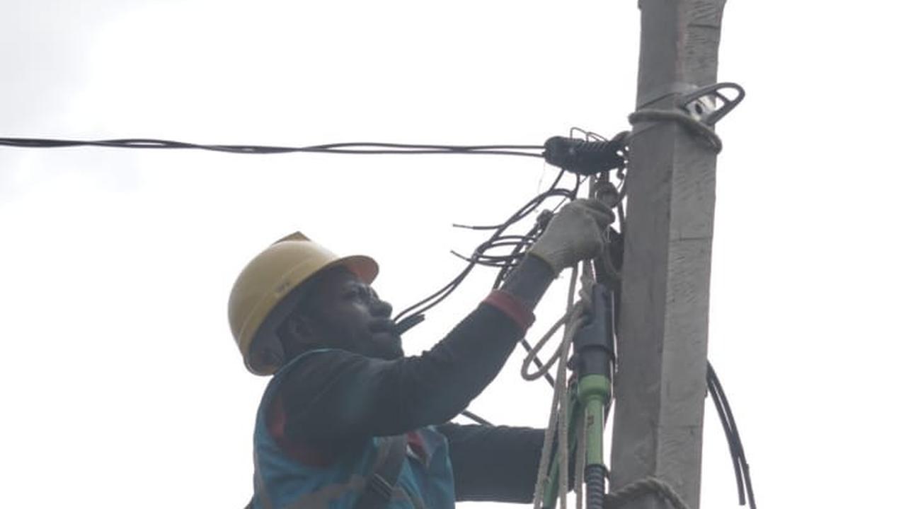 PLN melaporkan, 36 rumah penduduk Desa Kwaebandan kini telah teraliri listrik yang bersumber dari pembangkit lsitrik tenaga air (Piko Hidro). Dok Kemeterian BUMN.