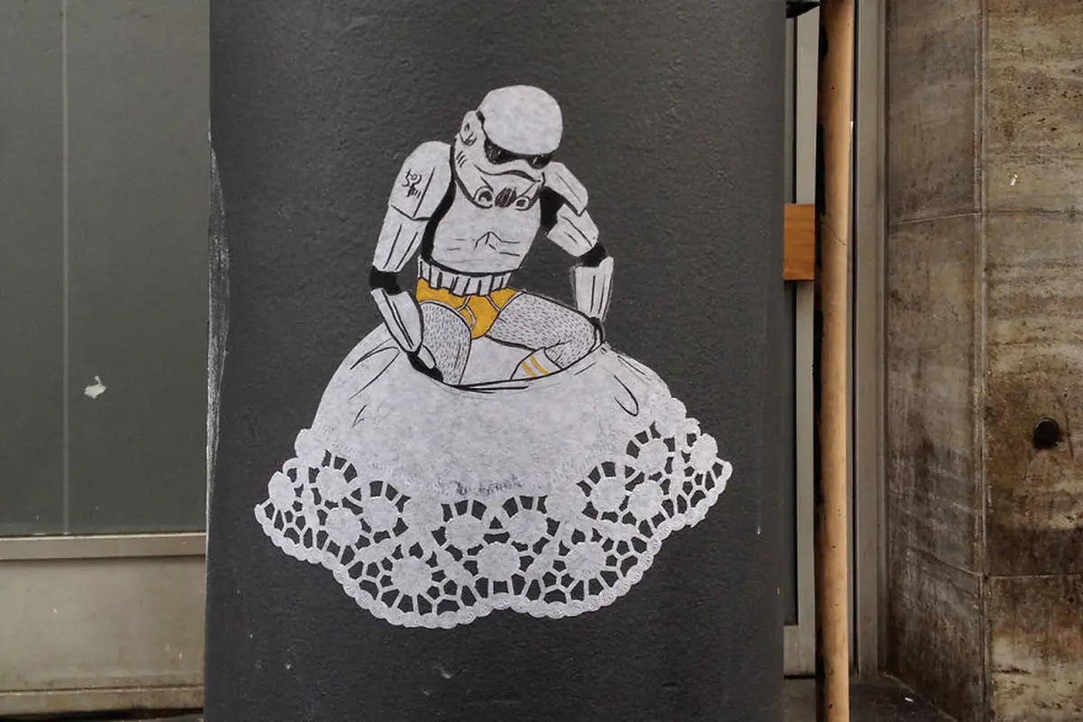 10 Foto Ini Membuktikan Kalau Stormtrooper Adalah Cewek!