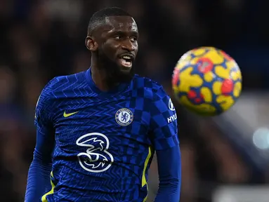 Bek tengah Chelsea, Antonio Rudiger berencana meninggalkan Stamford Bridge ketika kontraknya berakhir pada akhir musim ini. Diketahui, ia akan berlabuh ke Real Madrid dengan status bebas transfer. Rudiger sendiri digaet oleh Chelsea sejak tahun 2017 dengan biaya £29 juta. Pemain asal Jerman tersebut telah membantu The Blues memenangkan Liga Champions, Liga Europa, Piala FA, dan dua trofi lainnya dalam lima musim terakhir. (AFP/Glyn Kirk)