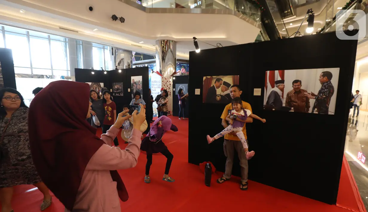 Pengunjung saat pameran foto Membangun Indonesia di Mall Neo Soho, Jakarta, Minggu (10/11/2019). Pameran menampilkan foto-foto jurnalistik mengenai pembangunan Indonesia yang dikerjakan Jokowi-JK selama 5 tahun bekerja dan akan berlangsung hingga 17/11. (Liputan6.com/Angga Yuniar)