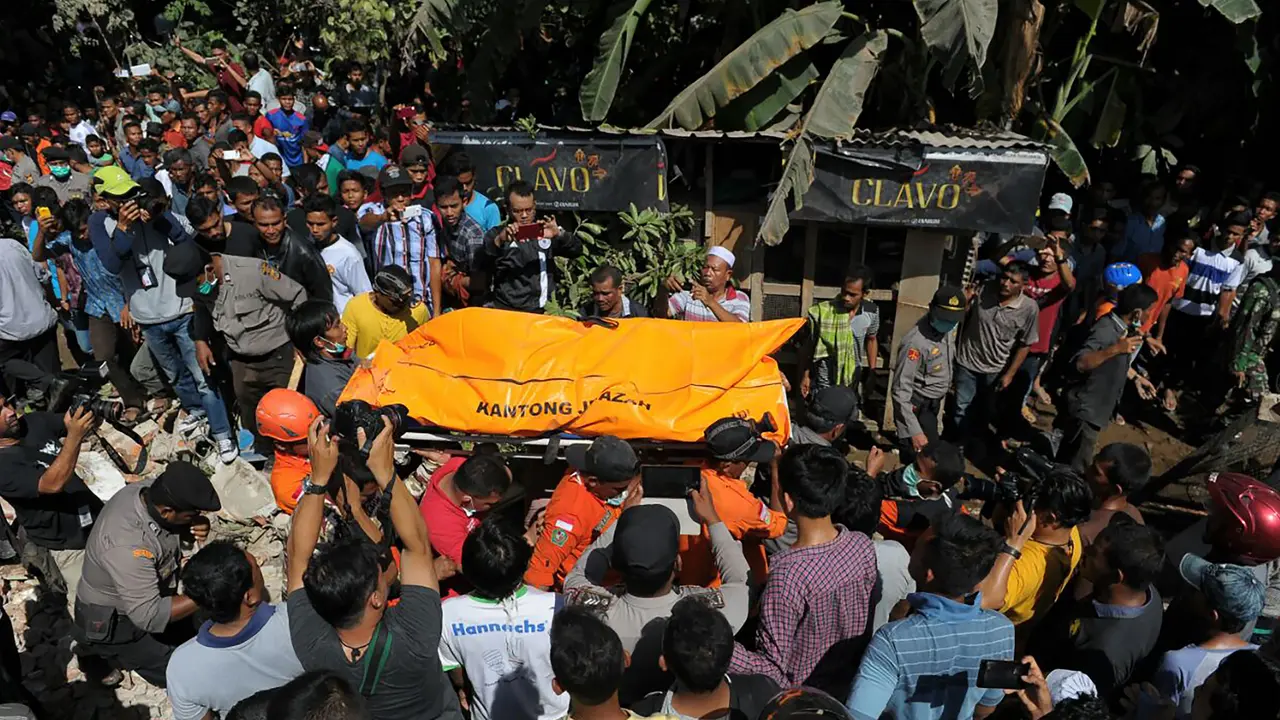 20161207-Evakuasi-Korban-Gempa-Aceh-AFP