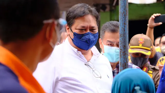 Menteri Koordinator Bidang Perekonomian Airlangga Hartarto meinjau operasi pasar di Pasar Raya I Salatiga, Kota Salatiga, Provinsi Jawa Tengah, Sabtu (29/1/2022). (Dok Kemenko Perekonomian)