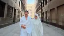 Penyanyi Yura Yunita dan suami Donne Maula beserta kedua orangtuanya tengah menjalani ibadah umrah sejak beberapa hari belakangan. Dalam perjalanan ibadahnya ini ia banyak membagikan aktivitasnya dalam media sosial seperti TikTok dan Instagram. Tampil dengan busana syar'i penampilannya pun terlihat beda dari biasanya. (Liputan6.com/IG/@yurayunita)