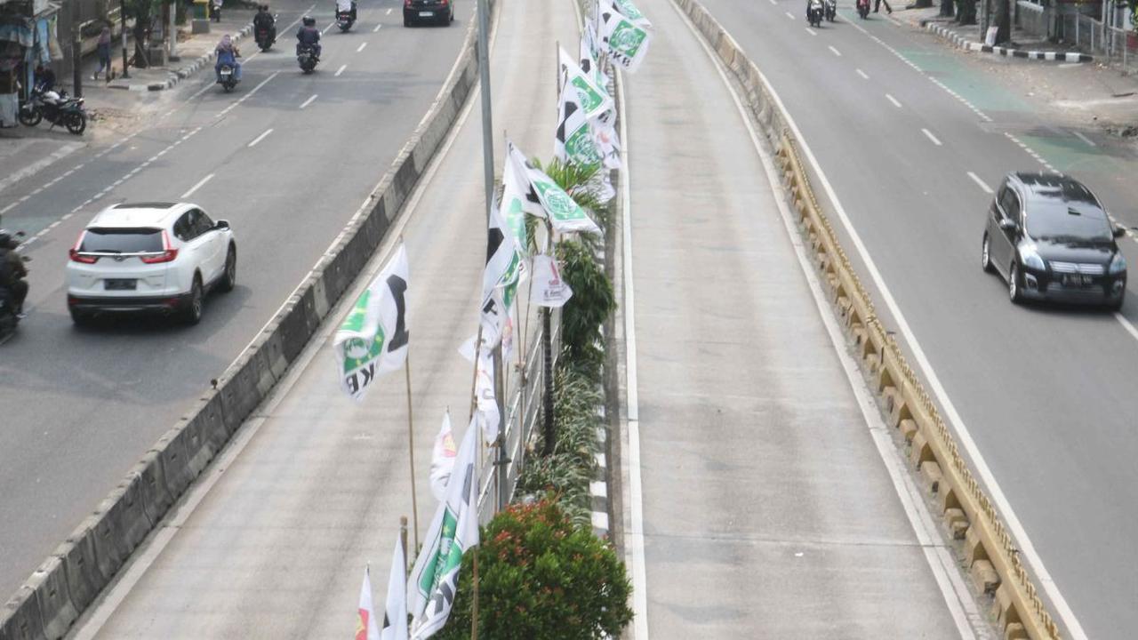 Kawasan Mampang, Jakarta pada Senin (24/7/2023) yang terlihat mulai ramai bendera parpol yang dipasang pada pembatas jalan.