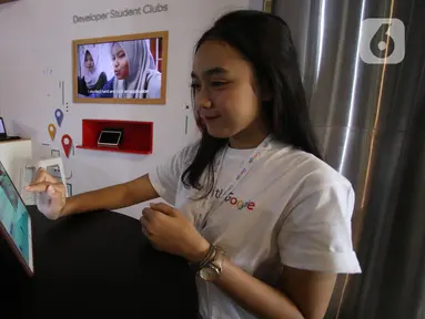 Staf melihat layanan terbaru google saat pelucuncuran "Grow With Google" di Jakarta, Selasa (18/2/2020). Grow With Google merupakan inisiatif dari Google secara global yang bertujuan untuk menciptakan lebih banyak peluang bagi semua orang melalui beberapa programnya. (Liputan6.com/Angga Yuniar)