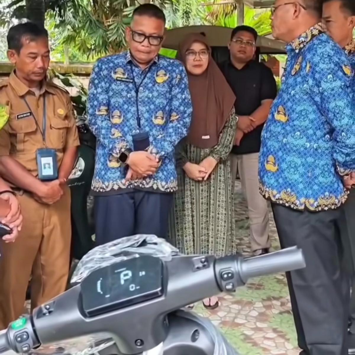 Wali Kota Prabumulih Minta Maaf Sambil Berpelukan, Hadiahkan Sepeda Listrik untuk Kepsek dan Satpam