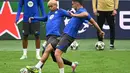 Lamine Yamal dan Raphinha menjadi dua pemain depan Barcelona yang diprediksi bakal kembali mengacak-acak lini belakang Inter Milan. (Piero CRUCIATTI/AFP)