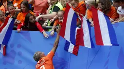 Shanice Van De Sanden striker Belanda menyapa para fans di Stade du Hainaut, Valenciennes, Prancis setelah Belanda mengandaskan Kamerun dengan skor 3-1 di penyisihan Grup E Piala Dunia Wanita 2019. ( AP/Michel Spingler )