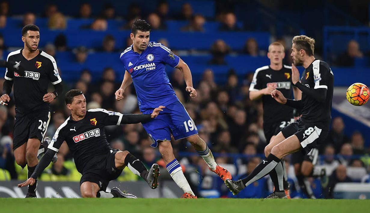 Aksi penyerang Chelsea, Diego Costa, melakukan tendangan kearah gawang Watford pada laga Liga Inggris. (Reuters/Tony O'Brien)