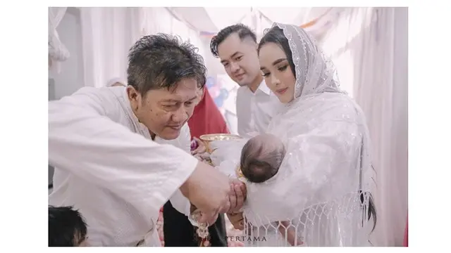 Momen Aqiqah Anak Kedua Faby Marcelia dan Revand Narya