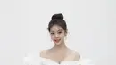 Min Ji tampil bak seorang pengantin dengan off-the-shoulder dress berwarna putih yang super cantik. Dandanan dan tatanan rambutnya juga semakin membuat penampilan Min Ji terlihat flawless. [Foto: Instagram/joymingzi_]