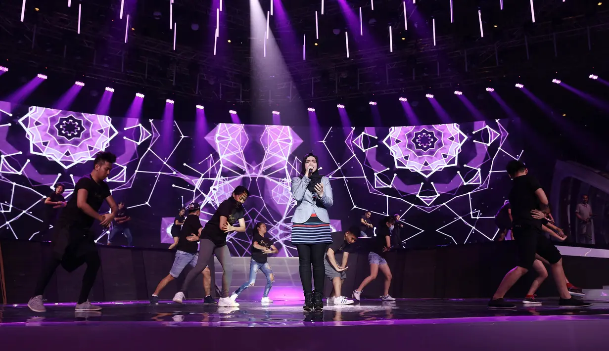 "Indosiar sebagai station yang baik yang memberikan terbaik, ilmu kepada pemirsa. Hiburannya ada, pengajarannya juga ada, semoga menjadi tontonan yang bagus terus, menjadi yang terbaik di Indonesia," jelas Siti Nurhaliza. (Galih W. Satria/Bintang.com)