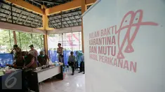Petugas Kelautan dan Perikanan memeriksa sampel ikan di pasar Beringharjo, Yogyakarta, (7/6). Pada bulan bakti karantina dan mutu hasil perikanan, petugas melakukan pemeriksaan untuk menghindari beredarnya ikan berformalin. (Foto: Boy Harjanto)