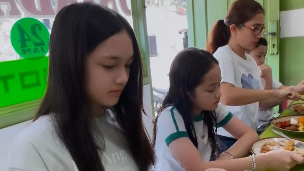 Potret Ussy Sulistiawaty Perdana Ajak Anak-anaknya Makan di Warteg, Visual Ketiga Buah Hatinya Jadi Sorotan