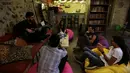 Pengunjung berdiskusi sambil bermain musik saat berada di "scream room" dalam perpustakaan di Kairo, Mesir, (23/10). (REUTERS/Mohamed Abd El Ghany)