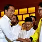 Capres petahana Jokowi bersalaman dengan Ketua Umum Partai Golkar Airlangga Hartarto. (Istimewa)