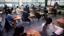 <p>Para siswa menunggu dimulainya ujian masuk perguruan tinggi di Seoul, Korea Selatan, Kamis (3/12/2020). Di tengah pandemi COVID-19, pejabat Korea Selatan mendesak orang untuk tetap di rumah karena sekitar setengah juta siswa mempersiapkan ujian masuk perguruan tinggi. (Kim Hong-Ji/Pool Photo via AP)</p>