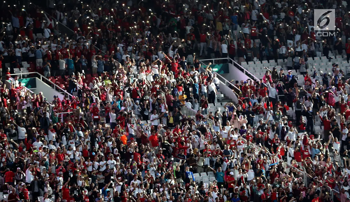 Penonton bergoyang menyalakan ponsel pintar jelang pembukaan Asian Games 2018 di Stadion Gelora Bung Karno, Jakarta, Sabtu (18/8). Dengan slogan "Energy of Asia", upacara pembukaan Asian Games mengusung budaya khas Indonesia. (Liputan6.com/ Fery Pradolo)
