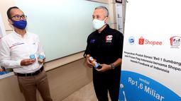 Corporate Affairs Director PT Frisian Flag Indonesia Andrew F. Saputro (kiri) berbincang dengan Pendiri Foodbank of Indonesia Hendro Utomo (kanan) di Jakarta, Selasa (23/6/2020). Frisian Flag Indonesia dan Shopee Indonesia memberikan donasi berupa produk senilai Rp1,6 miliar. (Liputan6.com/HO/Bon)